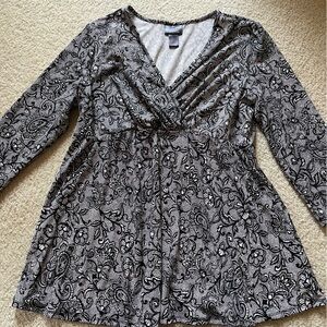 Oh Baby by Motherhood Black and White Floral Top